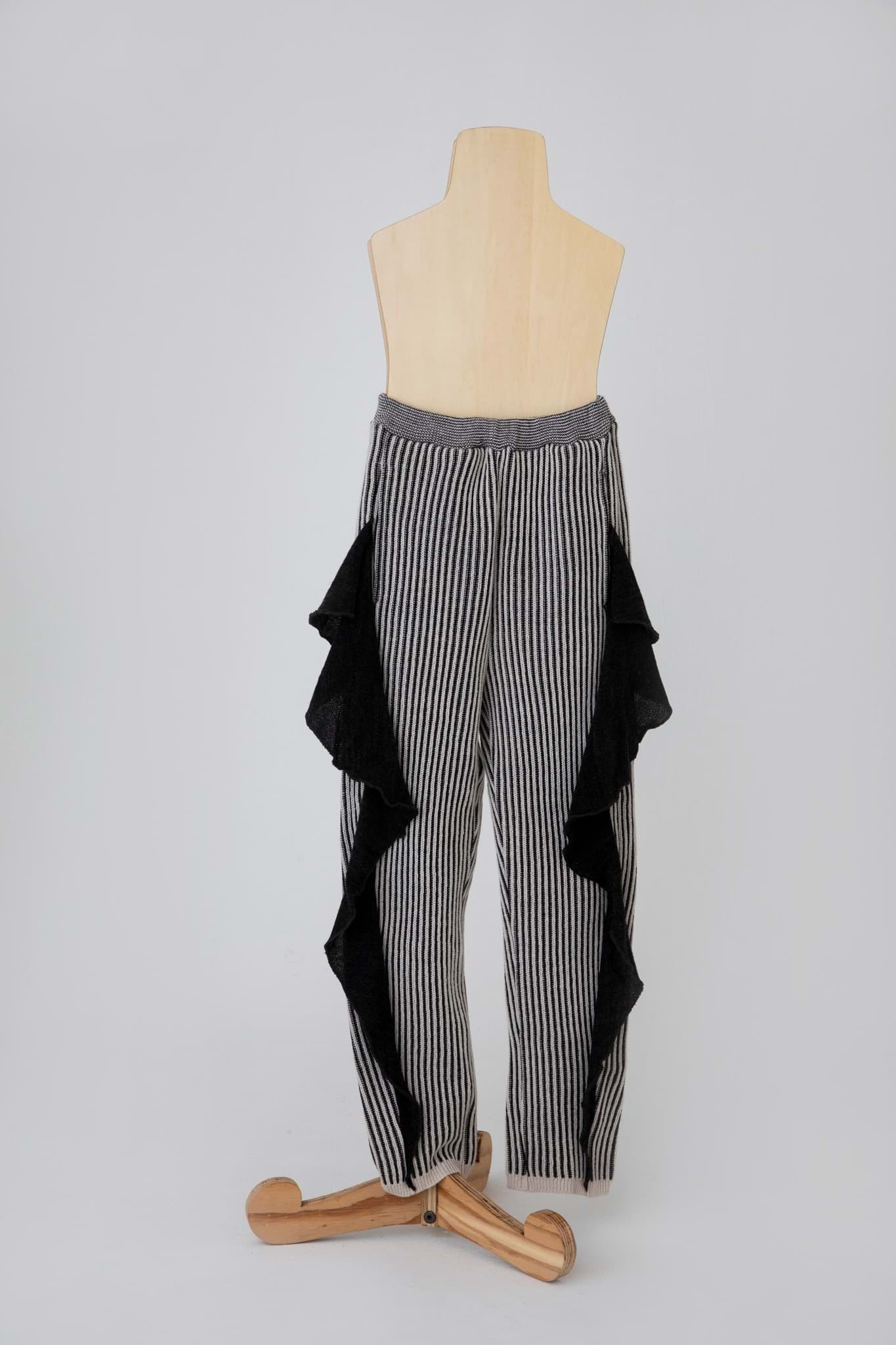 صورة black frilled rib pants
