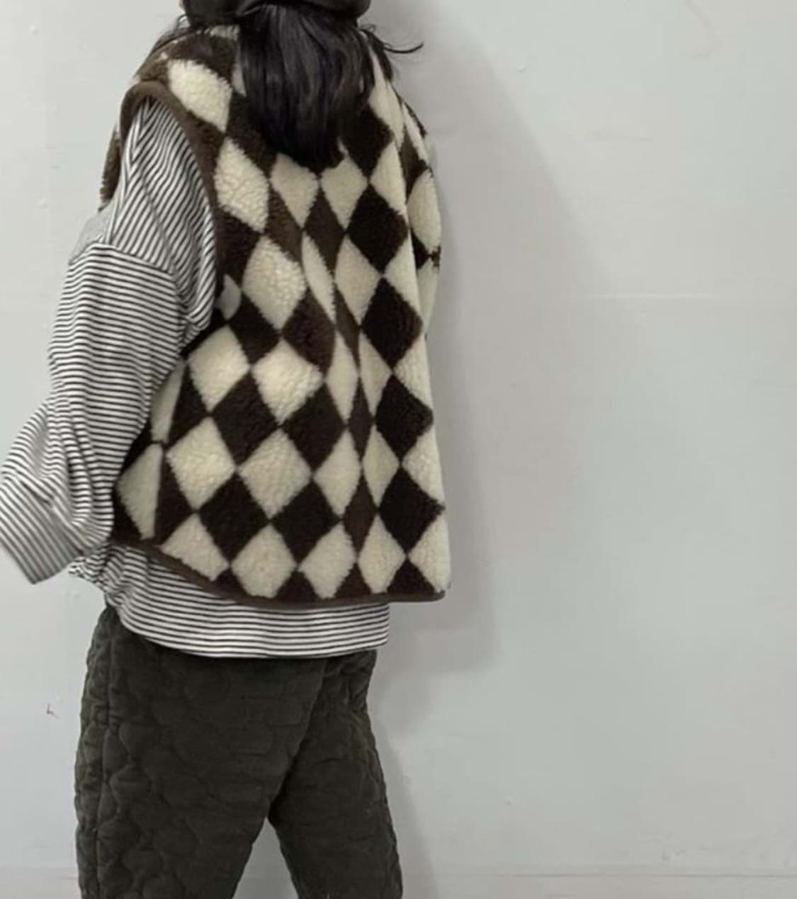 صورة Brown diamond fur vest
